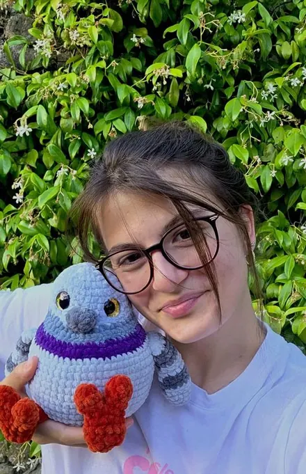 Laurina, créatrice de GlobiCrochet, avec l'un de ses crochets